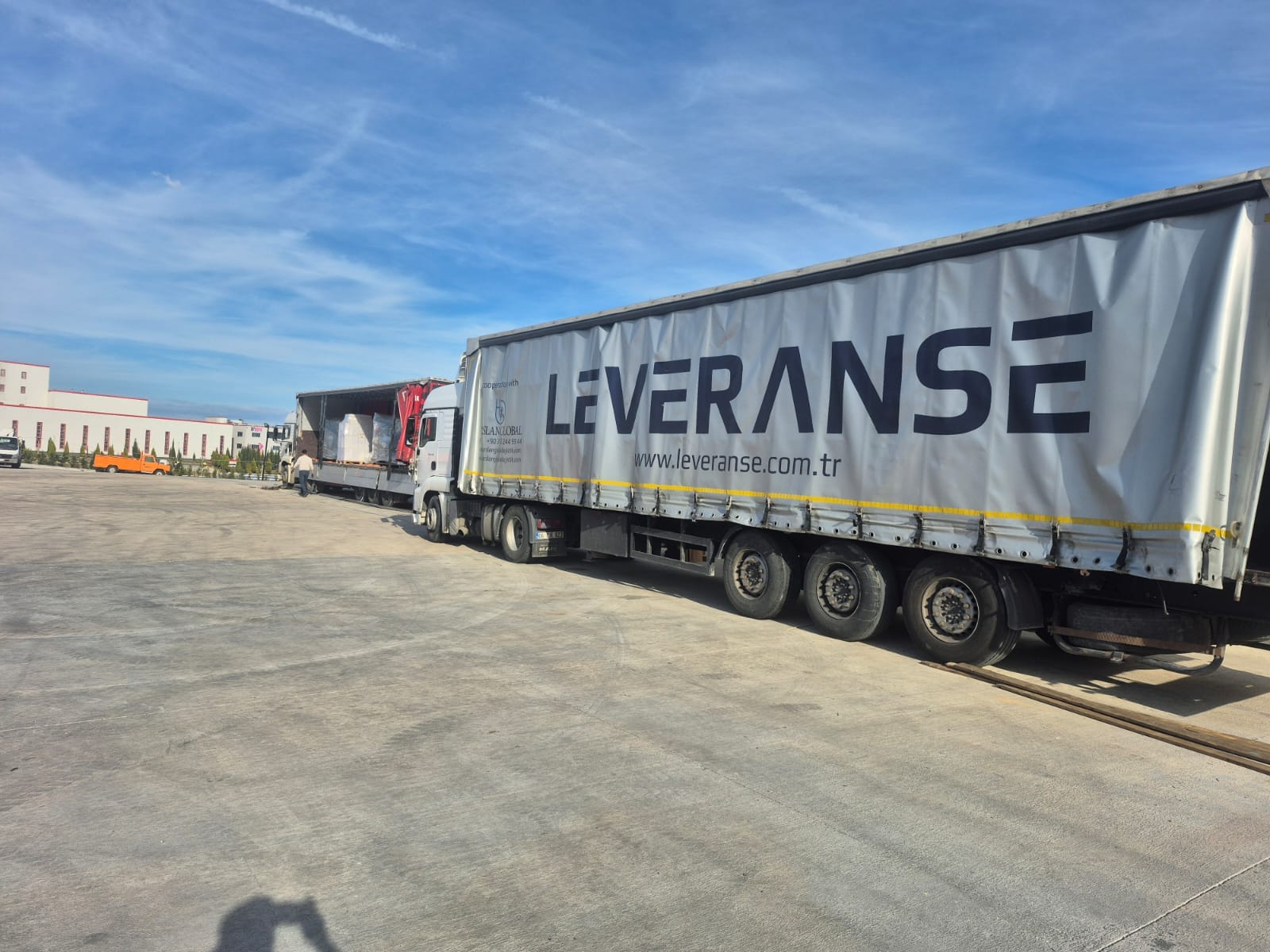 Leveranse brandalı yarı römork